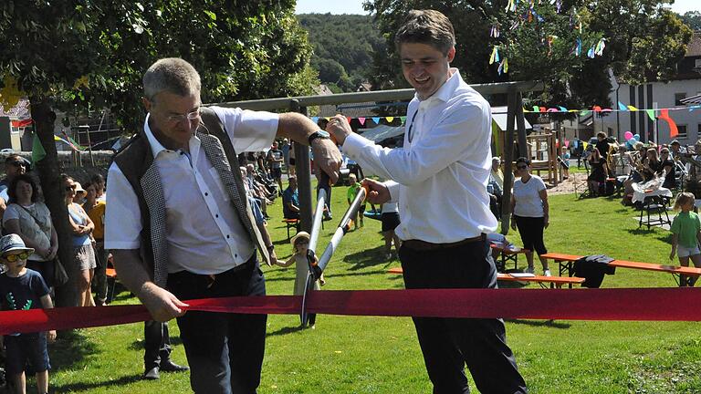 Bürgermeister Michael Kraus (rechts) und sein Ortssprecher Siegbert Seifert durchschneiden das rote Band. Bürgermeister Michael Kraus (rechts) und sein Ortssprecher Siegbert Seifert durchschneiden das rote Band.