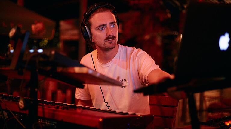 Auch live macht er alles von Hand selbst. Ein anspruchsvoller Job zwischen E-Piano, Laptop, Drummcomputer und Synthesizer. Auch live macht er alles von Hand selbst. Ein anspruchsvoller Job zwischen E-Piano, Laptop, Drummcomputer und Synthesizer.