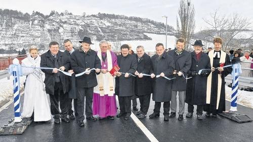Ein kühner Schnitt, und schon ist die Goßmannsdorfer Brücke freigegeben: Im Bild von links die Ochsenfurter Zuckerfee Astrid Hoffmann, Landtagsabgeordneter Volkmar Halbleib, Bundestagsabgeordneter Paul Lehrieder, Landrat Eberhard Nuß, Generalvikar Dr. Karl Hillenbrand, Staatssekretär Gerhard Eck, Bürgermeister Rainer Friedrich, die Landtagsabgeordneten Manfred Ländner und Günther Felbinger, Regierungspräsident Paul Beinhofer und Pfarrer Robert Foldenauer.