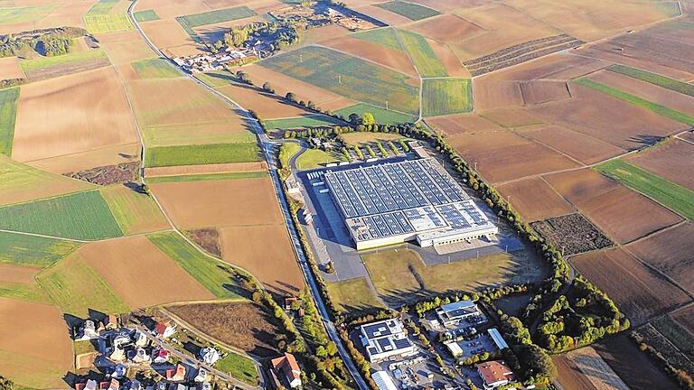 Beliefert 53 Filialen in der Region: Seit 1990 gibt es das Aldi-Logistikzentrum in Helmstadt. Seitdem wurde es zweimal erweitert und hat heute eine Gesamtfläche von rund 40 000 Quadratmetern. Die Luftbildaufnahme stammt aus dem Jahr 2011.