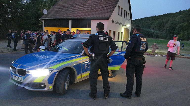 Psychologin zu &bdquo;Drachenlord&ldquo;: Online ist so real wie Offline       -  Polizisten beobachten die Hass-Demo gegen den Youtuber &bdquo;Drachenlord&ldquo;. Trotz eines Versammlungsverbots waren am Montag mehrere Hundert Menschen zu der Demonstration gekommen.