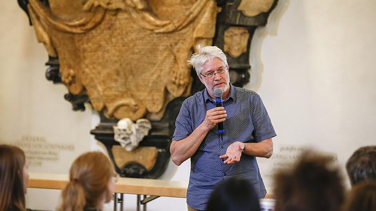 'Die Leute gehen nicht ins Museum, um in der Schule zu stehen', sagt Guido Fackler, Professor für Museologie an der Universität Würzburg. 'Die Leute gehen nicht ins Museum, um in der Schule zu stehen', sagt Guido Fackler, Professor für Museologie an der Universität Würzburg.