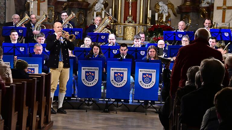 Zum Neujahrskonzert der Wittighäuser Musikanten waren viele Menschen in die Kirche Allerheiligen nach Unterwittighausen gekommen. Dirigent Thomas Landwehr griff bei einigen Stücken selbst zum Flügelhorn und spielte mit.