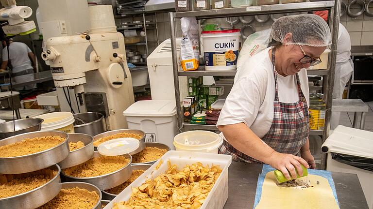 200 Jahre deutsche Einwanderung in Brasilien - Apfelstrudel wird in der deutsch-brasilianischen Bäckerei zubereitet. 200 Jahre deutsche Einwanderung in Brasilien - Apfelstrudel wird in der deutsch-brasilianischen Bäckerei zubereitet.