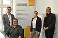 Benjamin Schultheis (sitzend) heißt der neue Energieberater, der flankiert wird von Bürgermeister Michael Kraus, Christine Auburger  (Zweite von rechts) und Sigrid Goldbrunner (beide Verbraucherzentrale Bayern).