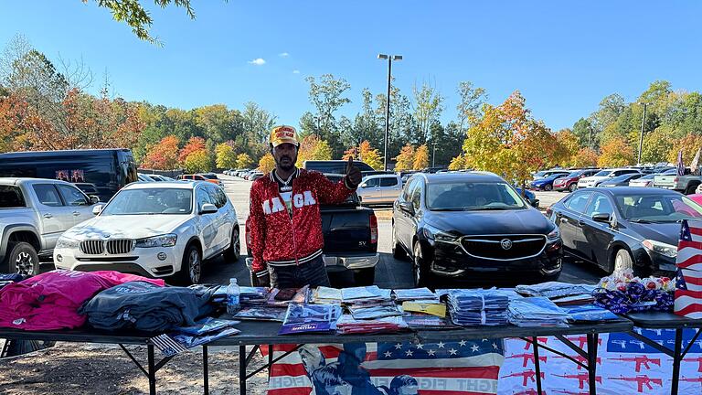 Wahlkampf in den USA - Trump - Mack Purnell ist glühender Trump-Verfechter - und er nutzt die Wahlkampfveranstaltungen des Republikaners, um Fanartikel zu verkaufen. Das Geschäft läuft gut, sagt er. Wahlkampf in den USA - Trump - Mack Purnell ist glühender Trump-Verfechter - und er nutzt die Wahlkampfveranstaltungen des Republikaners, um Fanartikel zu verkaufen. Das Geschäft läuft gut, sagt er.
