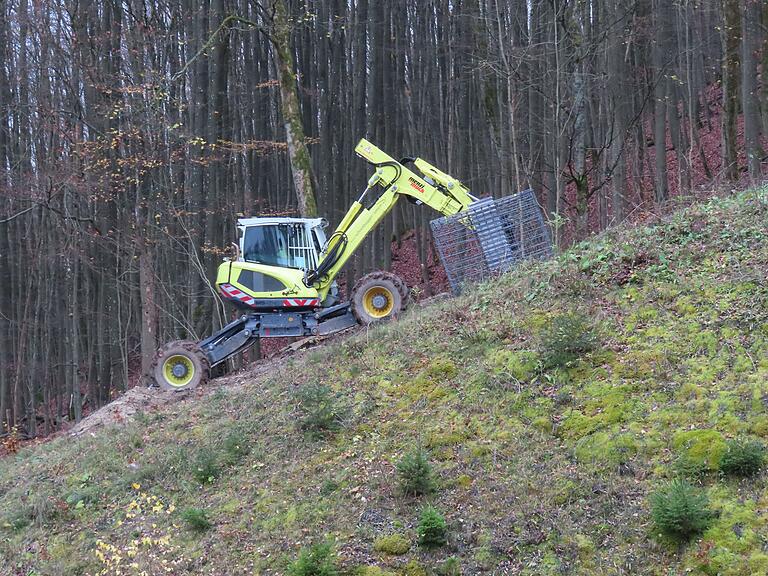 Die Arbeiten an den Kreuzbergschanzen laufen.
Der Steigebagger erleichtert die Arbeiten am Steilhang. Die Arbeiten an den Kreuzbergschanzen laufen.
Der Steigebagger erleichtert die Arbeiten am Steilhang.