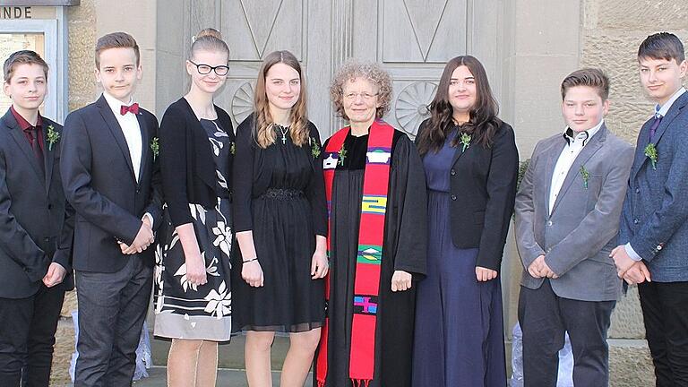 Konfirmation in Westheim - (cr) In der Jacobikirche zu Westheim wurden am Sonntag sieben Jugendliche von Pfarrerin Doris Otminghaus (Haßfurt) konfirmiert. Die Aufnahme in die christliche Gemeinde bekräftigten (von links) Noel Kreyßler (Zell), Roman Gütlein (Eschenau), Michelle Baron (Knetzgau), Anna Braun (Pusselsheim), Xenia Schutegow (Unterschleichach), David Eiter (Knetzgau) und Logan Seawright (Knetzgau). Konfirmation in Westheim - (cr) In der Jacobikirche zu Westheim wurden am Sonntag sieben Jugendliche von Pfarrerin Doris Otminghaus (Haßfurt) konfirmiert. Die Aufnahme in die christliche Gemeinde bekräftigten (von links) Noel Kreyßler (Zell), Roman Gütlein (Eschenau), Michelle Baron (Knetzgau), Anna Braun (Pusselsheim), Xenia Schutegow (Unterschleichach), David Eiter (Knetzgau) und Logan Seawright (Knetzgau).