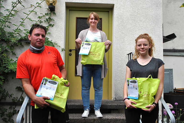 Preise für alle Kinder übermittelten Jürgen Heusinger, Silva Schmitt (Mitte) und Praktikantin Johanna Ortlauf. Preise für alle Kinder übermittelten Jürgen Heusinger, Silva Schmitt (Mitte) und Praktikantin Johanna Ortlauf.