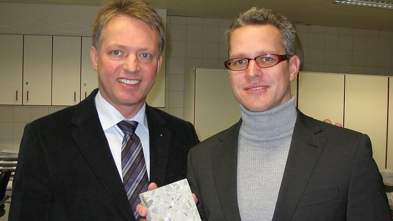 Johann Trenkwalder (links), Betriebsleiter des Zementwerks Schwenk in Karlstadt, und Thomas Neumann von der Forschungsabteilung zeigten schon 2011 ein mit 'Celitement' gebundenes Stück Beton. Johann Trenkwalder (links), Betriebsleiter des Zementwerks Schwenk in Karlstadt, und Thomas Neumann von der Forschungsabteilung zeigten schon 2011 ein mit 'Celitement' gebundenes Stück Beton.