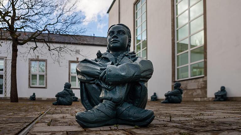 Greta Thunberg in Plastik: Der Künstler Ottmar Hörl hat die junge Umweltaktivistin in immer gleicher Ausführung im Innenhof der Kunsthalle installiert. Greta Thunberg in Plastik: Der Künstler Ottmar Hörl hat die junge Umweltaktivistin in immer gleicher Ausführung im Innenhof der Kunsthalle installiert.