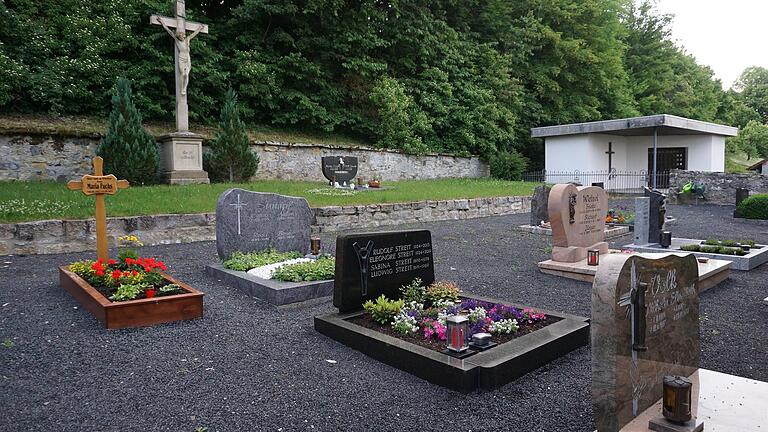 Urnenbeisetzung auf dem Brüchser Friedhof könnten auf der Wiese vor dem Kreuz vorgenommen werden. Urnenbeisetzung auf dem Brüchser Friedhof könnten auf der Wiese vor dem Kreuz vorgenommen werden.