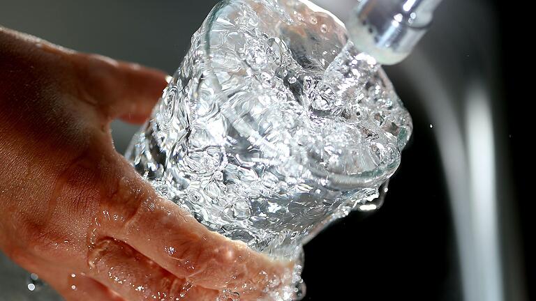 Das Trinkwasser aus dem öffentlichen Leitungsnetz wird bald vielerorts in Unterfranken teurer.