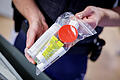 Handgepäck was darf rein.jpg       -  Für die Sicherheitskontrolle gehören Flüssigkeiten in transparente, wiederverschließbare Plastikbeutel.