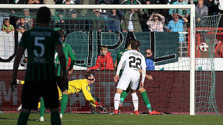 Fussball, 3. Liga, SC Preußen Münster 06 - FC Würzburger Kickers - Der die Partie entscheidende Treffer: Kickers-Torwart Leon Bätge und Daniel Hägele bleibt nur das Nachsehen. Fussball, 3. Liga, SC Preußen Münster 06 - FC Würzburger Kickers - Der die Partie entscheidende Treffer: Kickers-Torwart Leon Bätge und Daniel Hägele bleibt nur das Nachsehen.