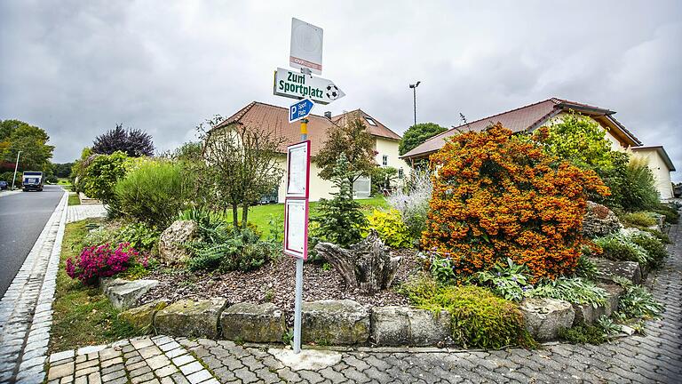 Eine Bushaltestelle in Koppenwind, ohne Häuschen, das Bushalteschild ist ausgeblichen. Viele Menschen aus dem Steigerwald sind unzufrieden mit den Busverbindungen. Eine Bushaltestelle in Koppenwind, ohne Häuschen, das Bushalteschild ist ausgeblichen. Viele Menschen aus dem Steigerwald sind unzufrieden mit den Busverbindungen.