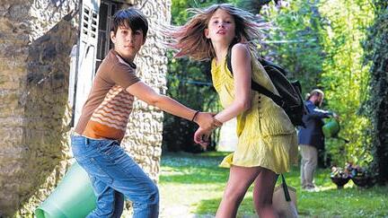 Hand in Hand: Tabea Hanstein als Lola Lachmann und Arturo Perea Bigwood als Rebin in &bdquo;Lola auf der Erbse&ldquo;.