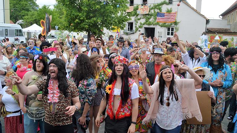Ganz Rödelsee stand am Freitag Kopf: Alle Bewohner haben mit angepackt, um die Wette des Würzburger Radiosenders Charivari zu gewinnen. Fünf Stunden hatten sie Zeit, um den Platz vor dem Elfleinshäusla zu einem echten Woodstock-Festival zu verwandeln.