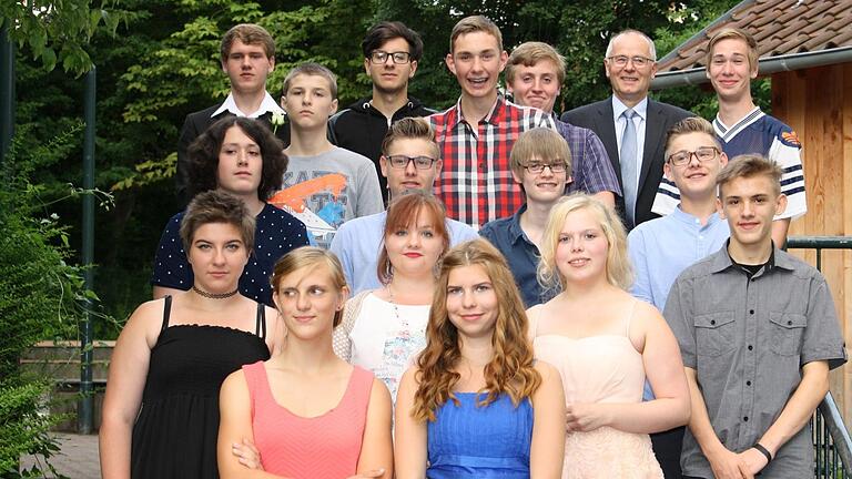 Stolz nahmen die Entlassschüler der Saaletal-Schule Bad Kissingen ihre Zeugnisse von Klassenleiter Arnold Lippert (hinten 2. von rechts) entgegen. Foto: Saaletalschule - Stolz nahmen die Entlassschüler der Saaletal-Schule Bad Kissingen ihre Zeugnisse von Klassenleiter Arnold Lippert (hinten 2. von rechts) entgegen. Foto: Saaletalschule Stolz nahmen die Entlassschüler der Saaletal-Schule Bad Kissingen ihre Zeugnisse von Klassenleiter Arnold Lippert (hinten 2. von rechts) entgegen. Foto: Saaletalschule - Stolz nahmen die Entlassschüler der Saaletal-Schule Bad Kissingen ihre Zeugnisse von Klassenleiter Arnold Lippert (hinten 2. von rechts) entgegen. Foto: Saaletalschule