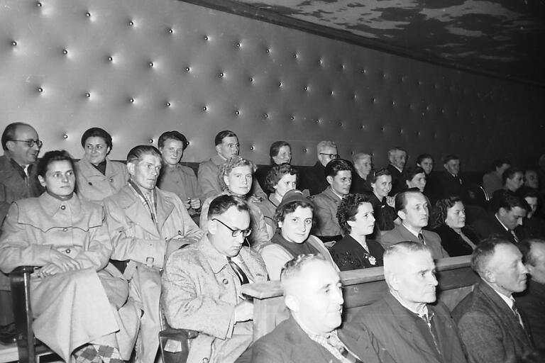 Sie gingen vor über 60 Jahren aus den gleichen Gründen ins Kino wie ihre Kinder und Enkel heute: die Begeisterung für gute Filme. Da stecken, wenn man Bruno Schneyer glauben darf, noch immer das Lagerfeuer-Gen und die Lust an guten Geschichten im Menschen. Sie gingen vor über 60 Jahren aus den gleichen Gründen ins Kino wie ihre Kinder und Enkel heute: die Begeisterung für gute Filme. Da stecken, wenn man Bruno Schneyer glauben darf, noch immer das Lagerfeuer-Gen und die Lust an guten Geschichten im Menschen. 