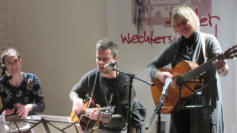 Lisa und Stefan Wacker (von links) sprangen Dagmar Richter (rechts) zur Seite und unterstützten sie spontan musikalisch bei der 9. Auflage der beliebten 'Nacht der spirituellen Lieder'. Lisa und Stefan Wacker (von links) sprangen Dagmar Richter (rechts) zur Seite und unterstützten sie spontan musikalisch bei der 9. Auflage der beliebten 'Nacht der spirituellen Lieder'.