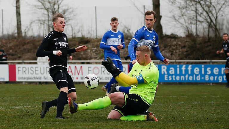 Beim 2:0 setzte Unterpleichfelds Silas Krebelder (links) Nikos Bude per Lupfer in Szene, hier scheitert er damit an Kleinrinderfelds Keeper Julian Schneider. Beim 2:0 setzte Unterpleichfelds Silas Krebelder (links) Nikos Bude per Lupfer in Szene, hier scheitert er damit an Kleinrinderfelds Keeper Julian Schneider.