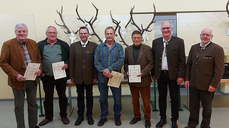 Die Geehrten (von links): Wolfgang Mildenberger, Wolfgang Matreux, Mark Stolle, Matthias Harth, Eberhard Sinner, erster Vorsitzender Stephan Amend und Hubert Helfrich. Die Geehrten (von links): Wolfgang Mildenberger, Wolfgang Matreux, Mark Stolle, Matthias Harth, Eberhard Sinner, erster Vorsitzender Stephan Amend und Hubert Helfrich.