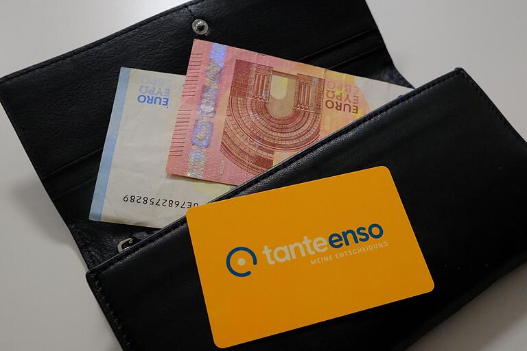 Mit der Tante-Enso-Karte einkaufen ist bequemer als mit Bargeld. Aber das neue Ladenschlussgesetz in Bayern sorgt dennoch für Unannehmlichkeiten. Mit der Tante-Enso-Karte einkaufen ist bequemer als mit Bargeld. Aber das neue Ladenschlussgesetz in Bayern sorgt dennoch für Unannehmlichkeiten.