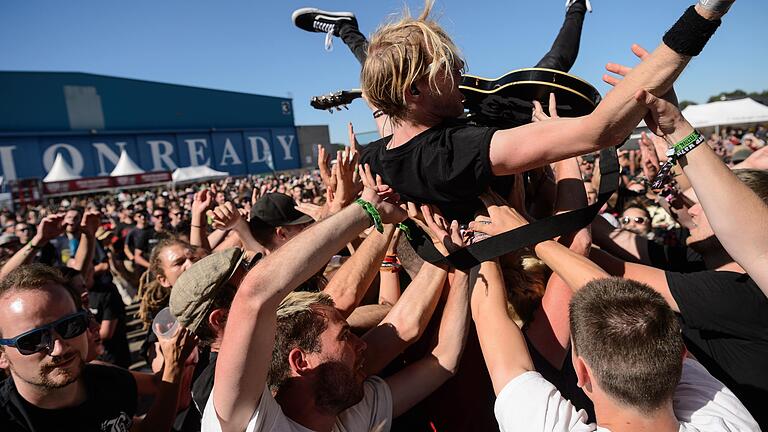 Internationale Punkrock-Bands auf zwei Bühnen: Das 'Mission Ready' in Giebelstadt hat sich bei Fans aus ganz Europa etabliert. Im Bild: Der Sänger der Deutschpunkband 'Rogers' beim Festival 2018.&nbsp;