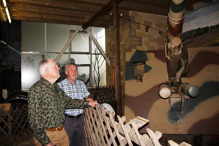 Im Museum für Militär- und Zeitgeschichte in Stammheim präsentierte Museumsleiter Günter Weißenseel (rechts) dem ehemaligen Piloten Roland Martin eine der gefürchteten 8,8-cm-Flakkanonen, die dem von Martin geflogenen Bomber am 14. Oktober 1943 starke Schäden zufügte. Im Museum für Militär- und Zeitgeschichte in Stammheim präsentierte Museumsleiter Günter Weißenseel (rechts) dem ehemaligen Piloten Roland Martin eine der gefürchteten 8,8-cm-Flakkanonen, die dem von Martin geflogenen Bomber am 14. Oktober 1943 starke Schäden zufügte.
