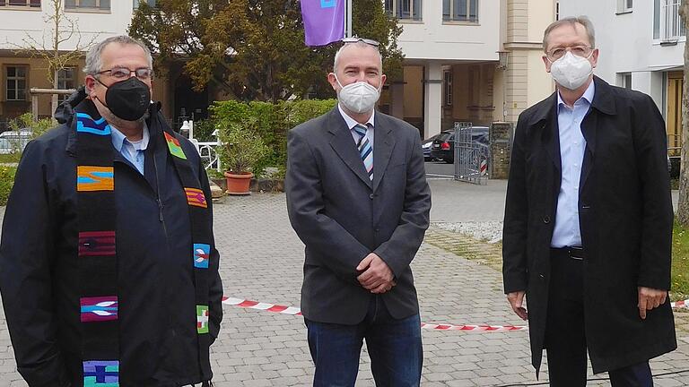 Pfarrer Markus Vaupel (links) und Diakonie-Vorstand Jochen Keßler-Rosa (rechts) verabschieden Matthias Matlachowski (Mitte). Pfarrer Markus Vaupel (links) und Diakonie-Vorstand Jochen Keßler-Rosa (rechts) verabschieden Matthias Matlachowski (Mitte).
