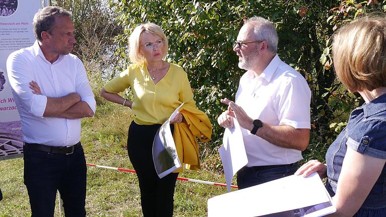 Umweltminister Thorsten Glauber (FW) und seine Parteifreunde, Landrätin Tamara Bischof, Volker Schmitt und Susanne Knof (von links). Umweltminister Thorsten Glauber (FW) und seine Parteifreunde, Landrätin Tamara Bischof, Volker Schmitt und Susanne Knof (von links). 