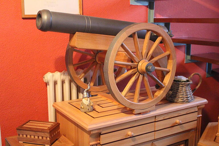 Das schafft kein Laie: Einmal hat Helmut Kuhn diese Kanone gebaut - mit perfekten Rädern, wie es nur ein Wagnermeister kann. Das schafft kein Laie: Einmal hat Helmut Kuhn diese Kanone gebaut - mit perfekten Rädern, wie es nur ein Wagnermeister kann.