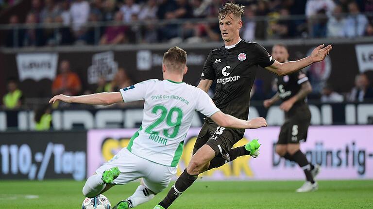 Er wechselt vom FC St. Pauli zu den Würzburger Kickers: Niklas Hoffmann (hier im Zweikampf mit dem Fürther Tobias Mohr. Er wechselt vom FC St. Pauli zu den Würzburger Kickers: Niklas Hoffmann (hier im Zweikampf mit dem Fürther Tobias Mohr.