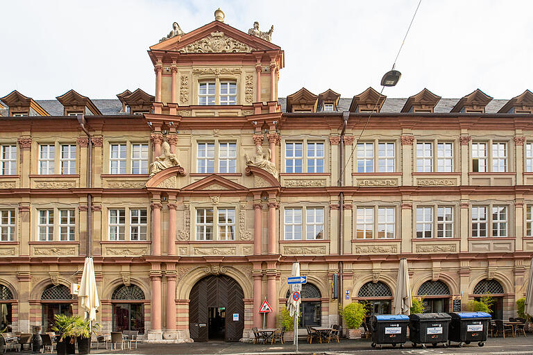 Eines des prachtvollsten Häuser Würzburgs: Der Rückermainhof in der Karmelitenstraße. Eines des prachtvollsten Häuser Würzburgs: Der Rückermainhof in der Karmelitenstraße.