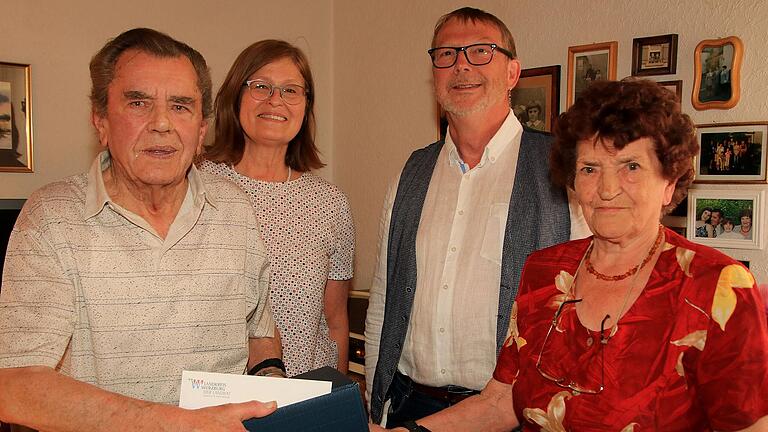 Glückwünsche zur Eisernen Hochzeit überbrachte Bürgermeister Michael Röhm (rechts hinten) und stellvertretende Landrätin sowie 2. Bürgermeisterin Karen Heußner (links hinten) an Katharina und Adolf Kümmet.