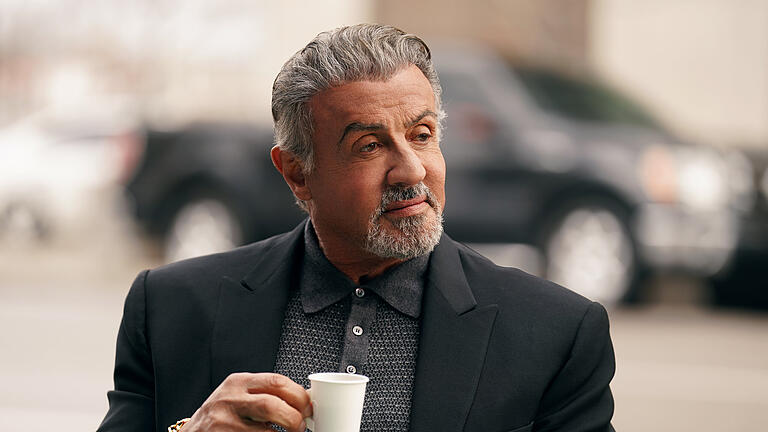 «Tulsa King»-Star Sylvester Stallone.jpeg       -  Sylvester Stallone als Dwight 'The General' Manfredi in einer Szene aus 'Tulsa King'. Jetzt holt Stallone auch seine Familie für eine Serien-Homestory auf dem Streamingdienst Paramount+ vor die Kamera.