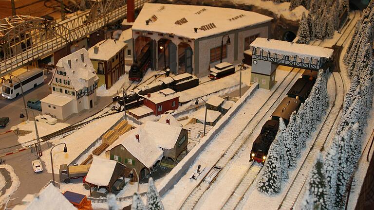 Die Ausstellung der Eisenbahnfreunde Mellrichstadt in der Markthalle gehört zum Weihnachtsmarkt dazu und ist besonders für die Kinder immer ein Highlight. Passend zur Jahreszeit fuhren die Züge durch verschneite Landschaften. Die Ausstellung der Eisenbahnfreunde Mellrichstadt in der Markthalle gehört zum Weihnachtsmarkt dazu und ist besonders für die Kinder immer ein Highlight. Passend zur Jahreszeit fuhren die Züge durch verschneite Landschaften.