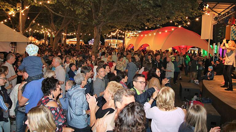 Ständige Regenfälle konnten den etwa 8000 Besuchern und den Festwinzern den Spaß beim Auftakt des 71. Fränkischen Weinfests nicht verderben. Ständige Regenfälle konnten den etwa 8000 Besuchern und den Festwinzern den Spaß beim Auftakt des 71. Fränkischen Weinfests nicht verderben.