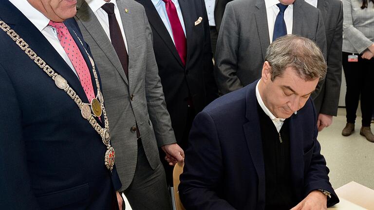 Ministerpräsident Markus Söder trug sich nach seinem Rundgang durch das TTZ in das Goldene Buch der Stadt ein Ministerpräsident Markus Söder trug sich nach seinem Rundgang durch das TTZ in das Goldene Buch der Stadt ein