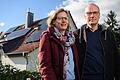 Christina und Andreas Melzer vor ihrem Haus in Würzburg: Die Photovoltaik-Anlage auf dem Dach ist startklar, aber mit dem Einspeisen ins Netz müssen sie sich noch gedulden.