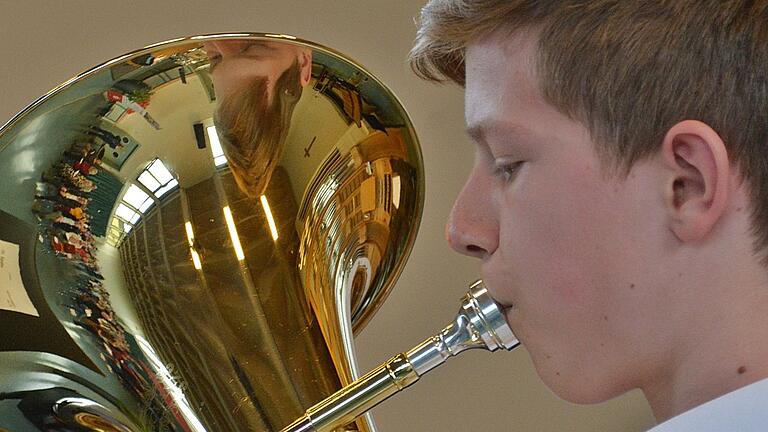 Kilian Tully mit Tenorhorn beim Preisträgerkonzert im Orgelsaal der Berufsfachschule für Musik in Bad Königshofen. Kilian Tully mit Tenorhorn beim Preisträgerkonzert im Orgelsaal der Berufsfachschule für Musik in Bad Königshofen.