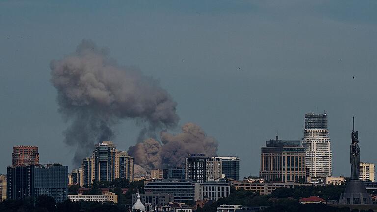 Ukraine-Krieg - Kiew       -  Russischer Raketenangriff auf Kiew