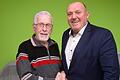 Bürgermeister Rainer Ott (rechts) gratulierte Rolf Mloschin zum 80. Geburtstag.