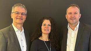Zum Jubiläum nach 25 Jahren Betriebszugehörigkeit gratulieren Vorstand Michael Kaiser (links) und der Abteilungsleiter Rechnungswesen, Michael Hoffmann (rechts), Silke Hartung.       -  Zum Jubiläum nach 25 Jahren Betriebszugehörigkeit gratulieren Vorstand Michael Kaiser (links) und der Abteilungsleiter Rechnungswesen, Michael Hoffmann (rechts), Silke Hartung.