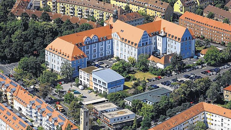Filetstück: Die wohl wertvollste Immobilie des Landkreis ist sein blaues Amtsgebäude im Frauenland. Das Luftbild zeigt die Rückseite. Zu den weiteren Besitztümern gehören die Main-Klinik, Schulen, Seniorenheime, Äcker und über 300 Kilometer Straßen. Filetstück: Die wohl wertvollste Immobilie des Landkreis ist sein blaues Amtsgebäude im Frauenland. Das Luftbild zeigt die Rückseite. Zu den weiteren Besitztümern gehören die Main-Klinik, Schulen, Seniorenheime, Äcker und über 300 Kilometer Straßen.