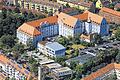 Filetstück: Die wohl wertvollste Immobilie des Landkreis ist sein blaues Amtsgebäude im Frauenland. Das Luftbild zeigt die Rückseite. Zu den weiteren Besitztümern gehören die Main-Klinik, Schulen, Seniorenheime, Äcker und über 300 Kilometer Straßen.