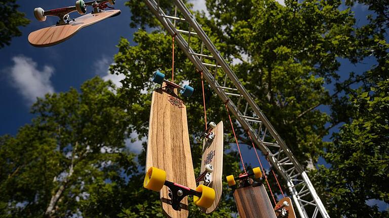 Skate-Aid-Fest       -  Schüler des Friedrich-König-Gymnasiums (FKG) feiern am 15.07.16 am Skateplatz in der Zellerau in Würzburg ein Skate-Aid-Event mit verschiedenen Stationen und Vorführungen. Unter dem Motto Rollbretter für die Welt haben Schüler des FKG in Zusammenarbeit mit der Handwerkskammer Skateboard- und Longboarddecks hergestellt, um sie zu verkaufen und die Einnahmen für einen guten Zweck zu spenden.