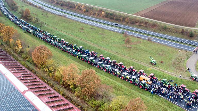Am Freitag dürfte es in Unterfranken zu ähnlichen Bildern kommen wie Ende November hier bei Geldersheim, als die Bauern mit 600 Traktoren zum Protest nach Berlin aufgebrochen sind. Am Freitag dürfte es in Unterfranken zu ähnlichen Bildern kommen wie Ende November hier bei Geldersheim, als die Bauern mit 600 Traktoren zum Protest nach Berlin aufgebrochen sind.