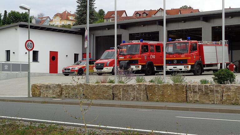 Fast 6000 Stunden Eigenleistung der Aktiven stecken im neuen Feuerwehrhaus in Frickenhausen. Ausgerückt wird jetzt direkt auf die Ochsenfurter Straße. Für den Fall eines hundertjährigen Hochwassers gibt es noch eine Notausfahrt nach hinten zum Hang.&nbsp;